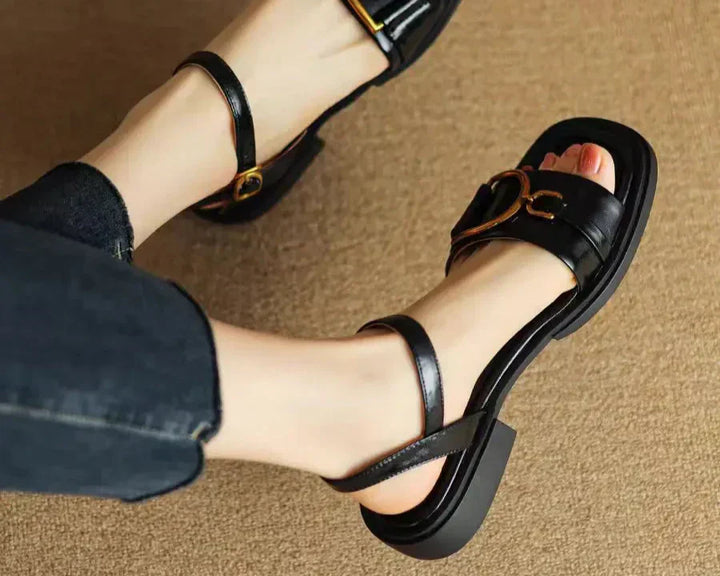 אמרה - סנדלים שטוחים עם אבזם